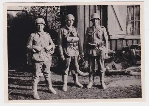 903807 Original Foto 2 Soldaten und Kradmelder mit Motorrad im 2.Weltkrieg
