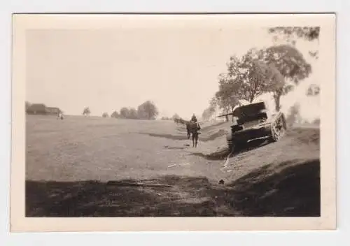 903813 Original Foto Havarierter Panzer am Wegesrand im 2.Weltkrieg