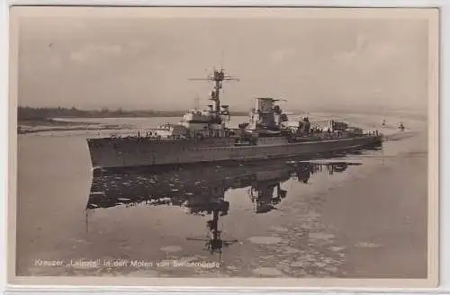 13053 Foto Ak Kreuzer "Leipzig" in den Molen von Swinemünde 1933