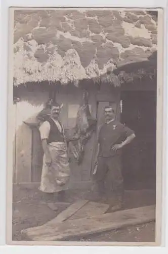 905330 Foto Ak 2 K & K Soldaten beim Schlachten im Feld um 1915