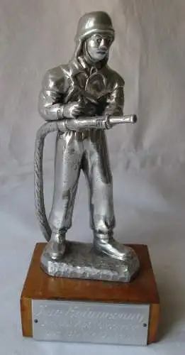 Statue Feuerwehrmann Abteilung Feuerwehr der BDVP Cottbus Volkspolizei (160453)