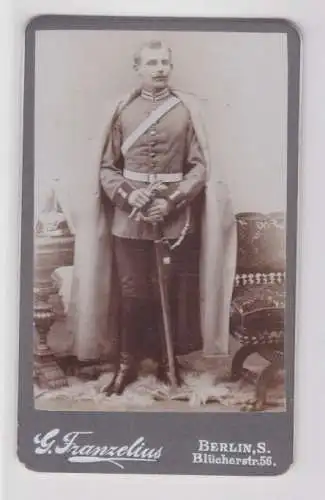 43715 Kabinett Foto Soldat Berlin mit Degen und Mantel