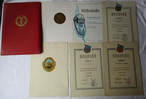 DDR Urkundenkonvolut Für gutes Wissen 1950 + Jahn-Medaille + SV Traktor (158360)