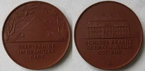 DDR Porzellan Medaille Seepyramide im Branitzer Park Schloss Cottbus (165090)