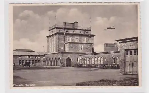 905945 Feldpost AK Chemnitz - Flughafen, Straßenansicht mit Flugzeug 1941