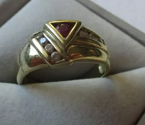 eleganter Damen Ring 333er Gold mit Rubin und farblosen Edelsteinen (119130)