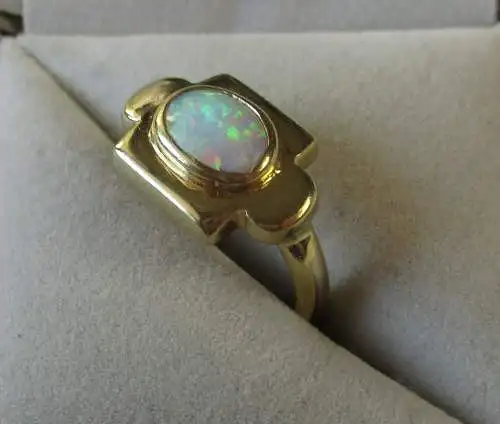 eleganter Damen Ring aus 585er Gold mit schimmerndem Schmuckstein (112013)