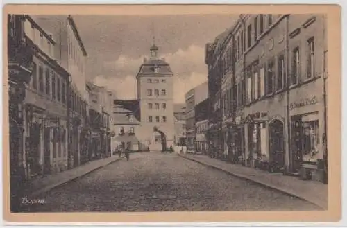 29649 Ak Borna - Blick aufs Reichstor, Straße mit Geschäften um 1910