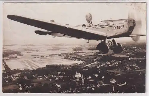 00733 Ak Fotomontage Mädchen in Propeller-Flugzeug über Ortschaft 1932