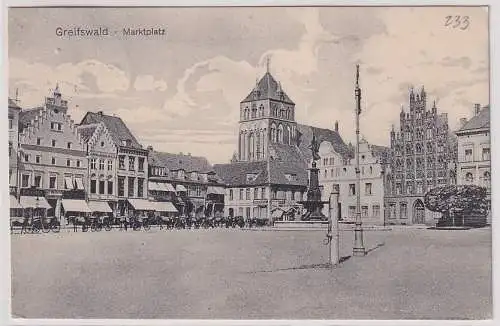 907905 AK Greifswald - Marktplatz mit Geschäften und Brunnen 1918