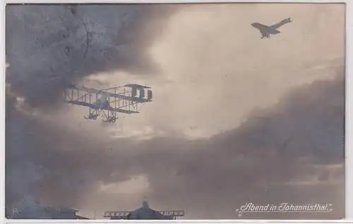 43337 Foto Ak Abend in Johannisthal, Doppeldecker-Flugzeug am Abendhimmel um1920