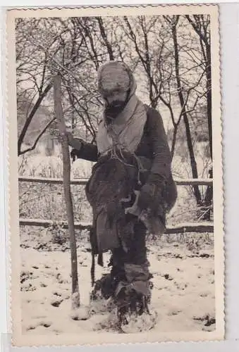 39727 Foto Ak Russland Bauer im Schnee um 1910