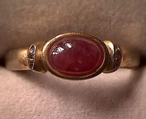 eleganter Damenring 333er Gold mit 1 ct. Rubin + 2 Diamantsplittern (112213)