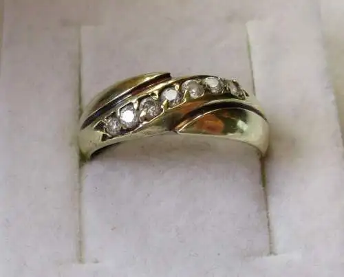 wunderschöner 585er Gold Ring mit 7 hübschen Ziersteinen (122165)