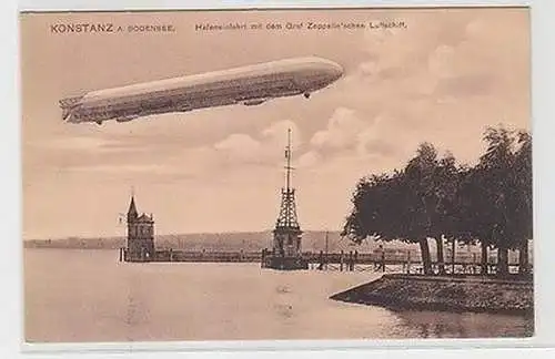 63431 Ak Konstanz am Bodensee Hafeneinfahrt mit Zeppelin Luftschiff um 1920