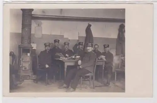 44409 Foto AK Landsturm Soldaten beim Karten spielen am Kamin
