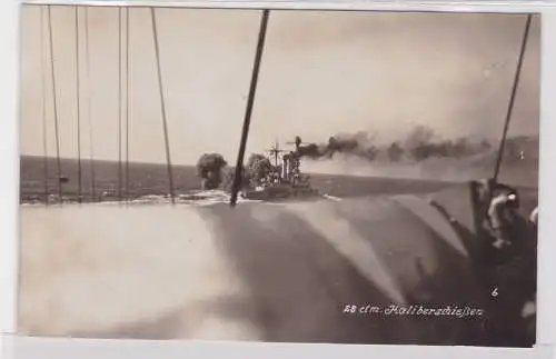 58157 Foto Ak Kriegsschiff beim 28 cm Kaliberschießen um 1925