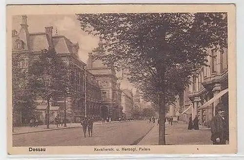 43803 Ak Dessau Kavalierstraße und herzogliches Paalais um 1940