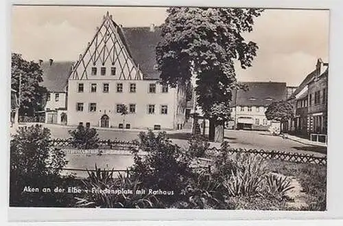 18959 Ak Aken an der Elbe Friedensplatz mit Rathaus 1966