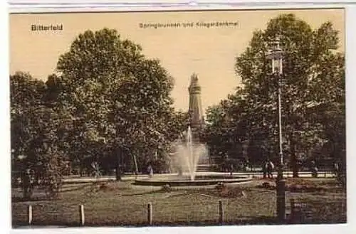 42219 Ak Bitterfeld Springbrunnen und Kriegerdenkmal