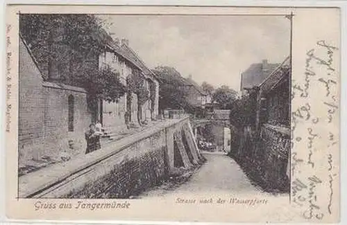 46570 Ak Gruß aus Tangermünde Straße nach der Wasserpforte 1901