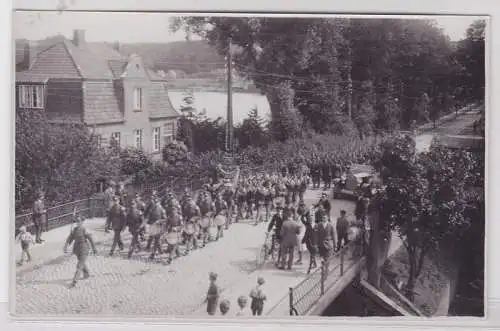 88665 Foto Ak Ratzeburg Militärorchester auf Brücke um 1930