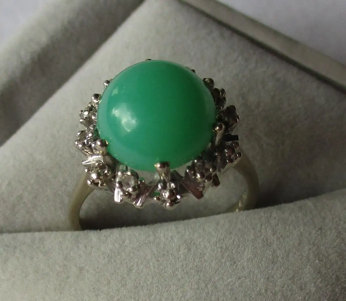 eleganter 585er Weißgold Ring mit grünem Edelstein & umlaufendem Kranz (167974) 0