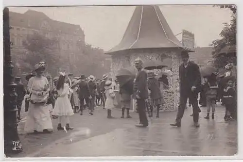 908277 Foto AK reges Menschentreiben von einer Art Marktstand um 1910