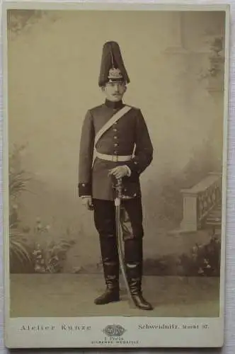 96152 Kabinettfoto Soldat mit Paradebusch F.A.R. 6 Schweidnitz Schlesien 1896