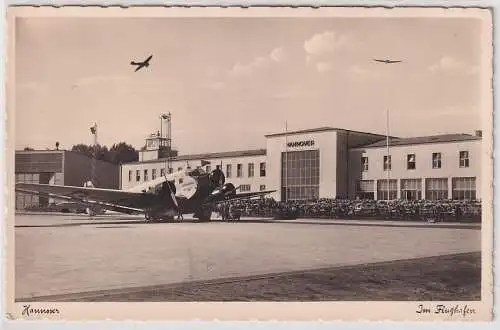 78008 Foto Ak Hannover Lufthansa Flugzeug im Flughafen 1937