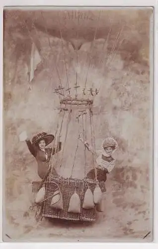 86456 Ak Fotomontage 2 Frauen im Heißluftballon um 1910