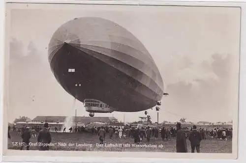 83258 Foto Ak LZ 127 Graf Zeppelin Luftschiff läßt Wasserballast ab um 1920