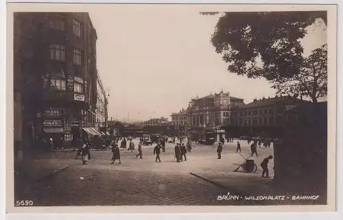 61183 Foto Ak Brünn Wilsonplatz Bahnhof um 1940