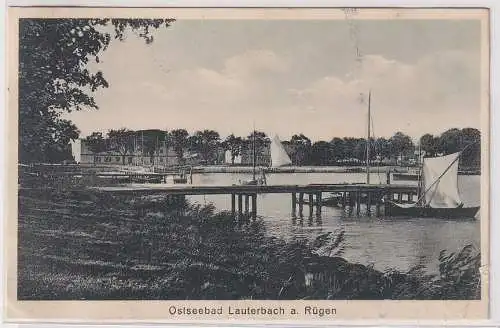 903706 AK Ostseebad Lauterbach auf Rügen - Uferansicht mit Stegen & Booten 1929
