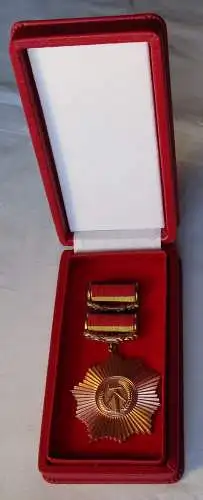 DDR Vaterländischer Verdienstorden in Bronze im Original Etui (105716)