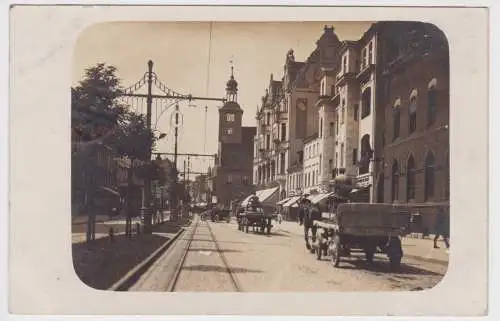64711 Foto Ak Brandenburg Strassenansicht mit Auto und Pferdefuhrwerken 1918