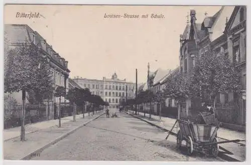 85179 Ak Bitterfeld Louisenstrasse mit Schule 1912