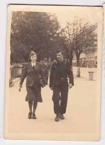 903679 Original Foto Nachrichtenhelferin mit Panzersoldat im  2.Weltkrieg