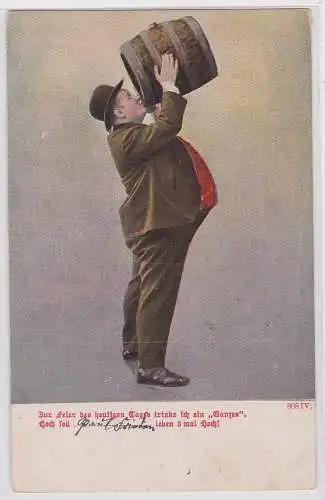 60964 Bier Humor Ak dicker Mann mit Melone leert Bierfass 1906