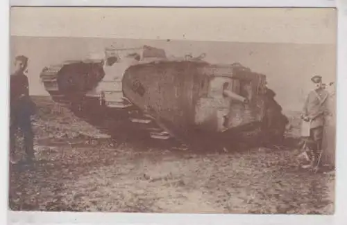 904215 Foto Ak Soldaten neben Panzer Tank im 1.Weltkrieg 
