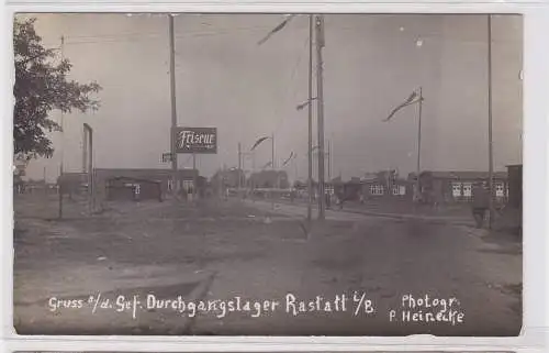 904157 Foto Ak Gruß aus dem Gefangenen Durchgangslager Rastatt i.B. Friseur 1.WK