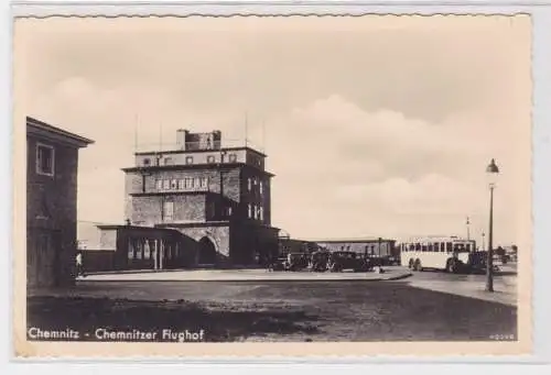 901295 Ak Chemnitz - Chemnitzer Flughof mit Oldtimern und Omnibus