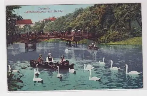 64928 Ak Chemnitz - Schloßteichpartie mit Brücke, Ruderboote und Schwäne 1917