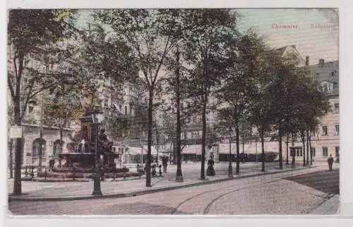 62868 Ak Chemnitz - Roßplatz, Straßenansicht mit Brunnen und Geschäften 1909