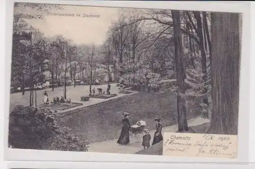 904438 Ak Chemnitz - Kinderspielplatz im Stadtpark mit Waldpartie, Bahnpost 1904