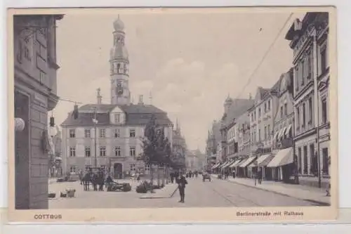 34236 Ak Cottbus - Berlinerstraße mit Rathaus, Geschäften und Kutsche 1917