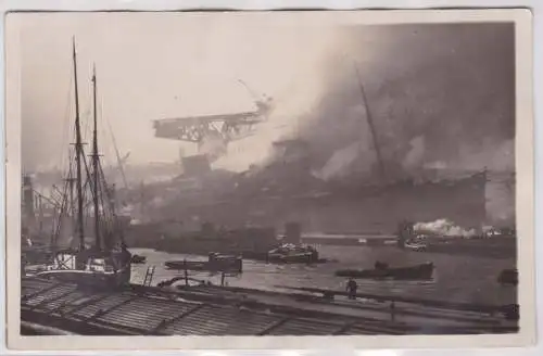 907742 Foto AK Hamburg - Brand des Passagierschiffes Europa im Kai 1929