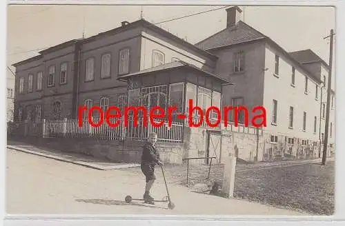 67440 Foto Ak Dresden Junge mit Roller vor Wohnhaus um 1930