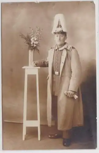 10550 Foto Ak Unteroffizier mit Paradehelm mit Roßhaar 1916
