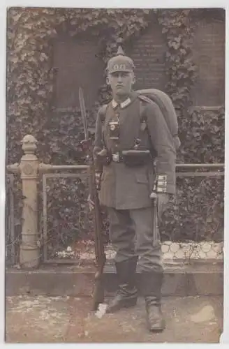 41166 Foto Ak Berlin feldgrauer Soldat in voller Montur 1.Weltkrieg
